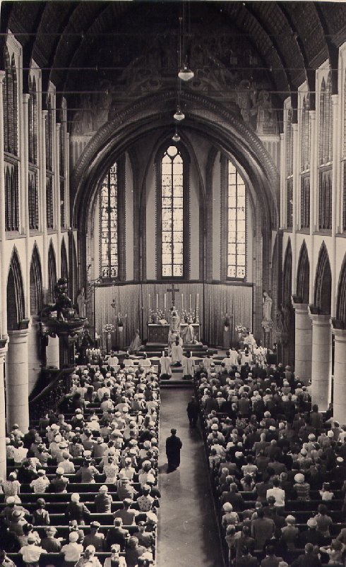 Tijdens de consecratie bij de eerstye Mis in Amsterdam, parochie van de Liefde, de H.H.Nicolaas en Barbara.